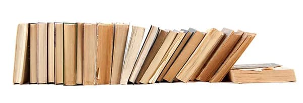 Llibres apilats en una pila. Llibres vells i atrotinats