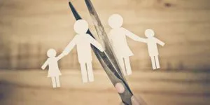 tallant una família de paper per la meitat