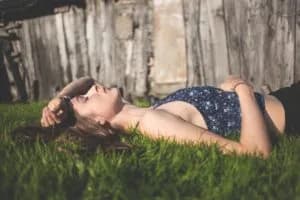 noia relaxada estirada a la gespa