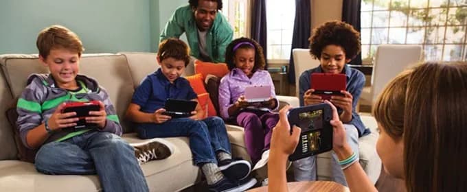 nens jugant a consoles