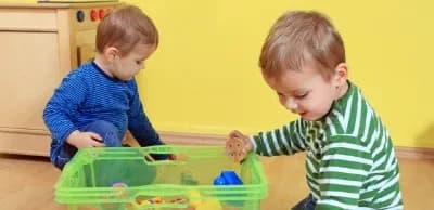 nens endreçant les joguines