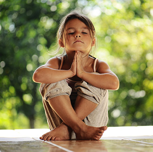 estres infantil tratamiento con relajación como el yoga